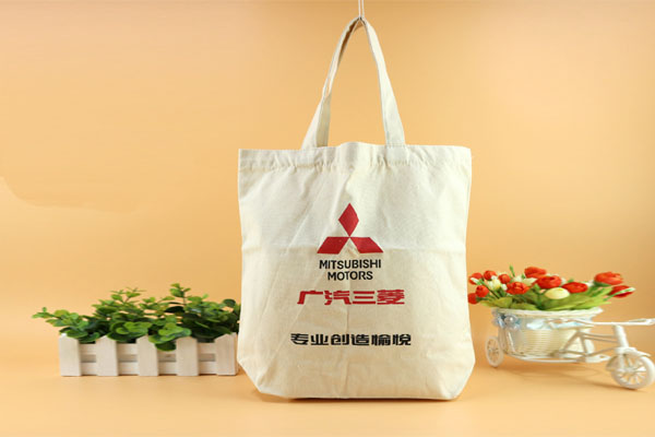 印有LOGO的环保帆布购物袋来宣传和推广企业产品
